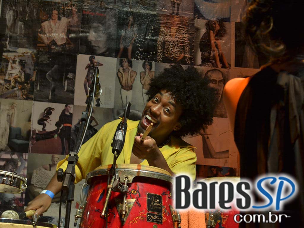 Dona Duda, Augusto Swing e integrantes de outros grupos se apresentaram em noite de samba-rock Dona Duda, Augusto Swing e integrantes de outros grupos se apresentaram em noite de samba-rock